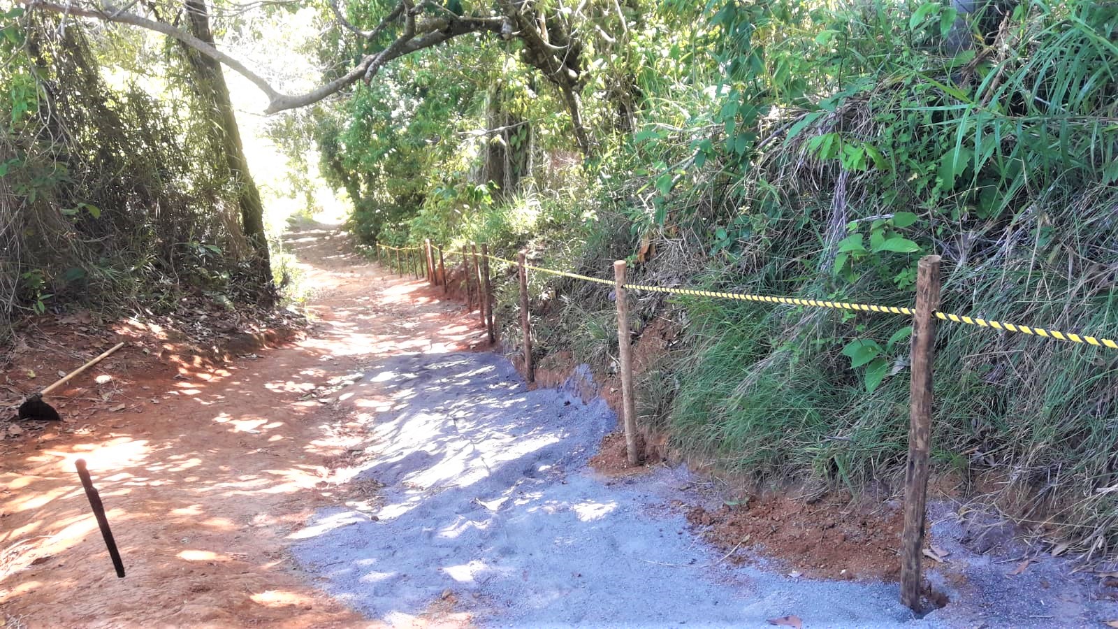 Prefeitura de Itacaré realiza limpeza  e melhoria da acessibilidade às trilhas