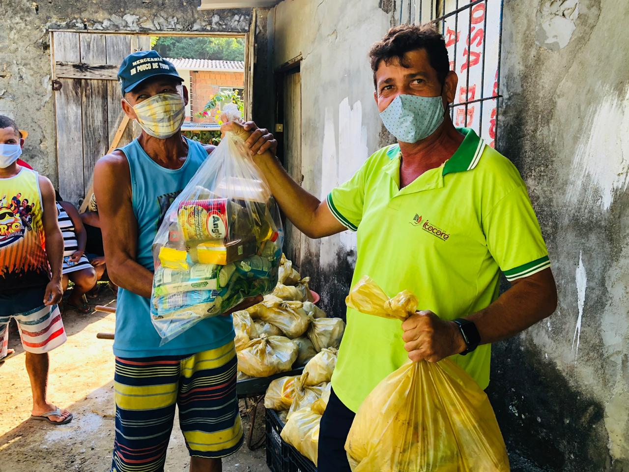 Prefeitura de Itacaré entrega cestas  de natal para servidores da limpeza