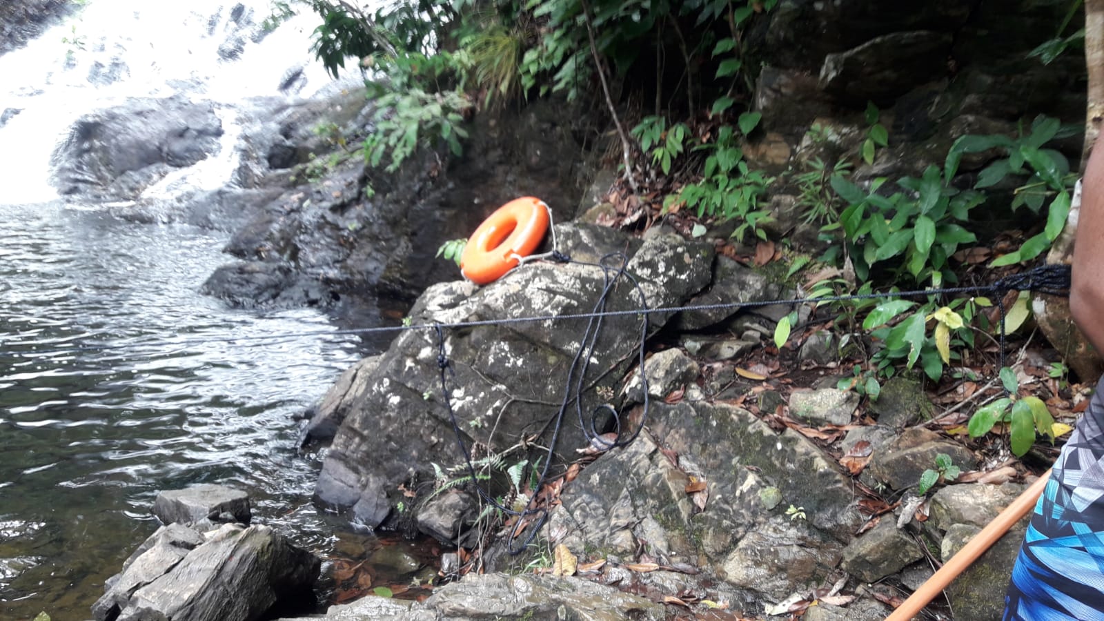 Prefeitura de Itacaré implanta boias de segurança na cachoeira do Jeribucaçu