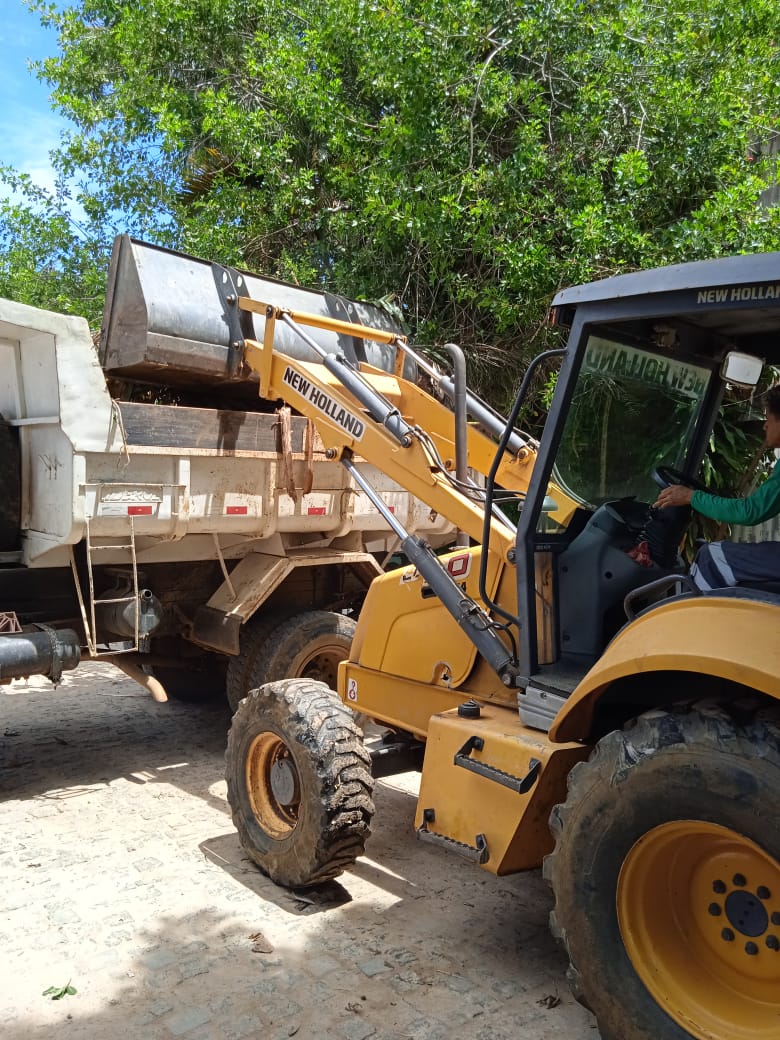 Prefeitura continua com a limpeza de ruas e praças de Itacaré e Taboquinhas