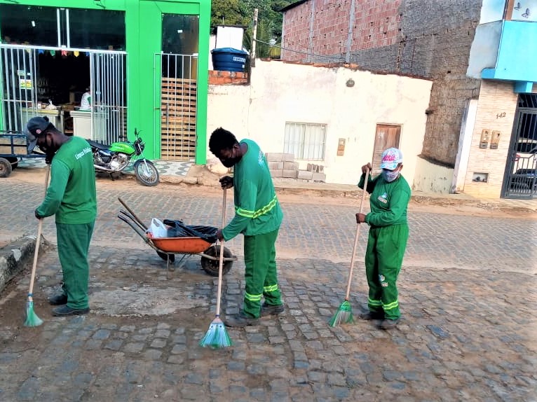 Limpeza pública de Itacaré já atua com vassouras ecológicas