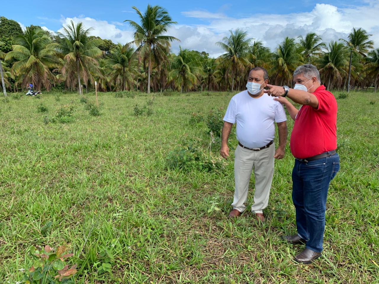 Prefeito e deputado visitam a área da nova escola estadual de Itacaré