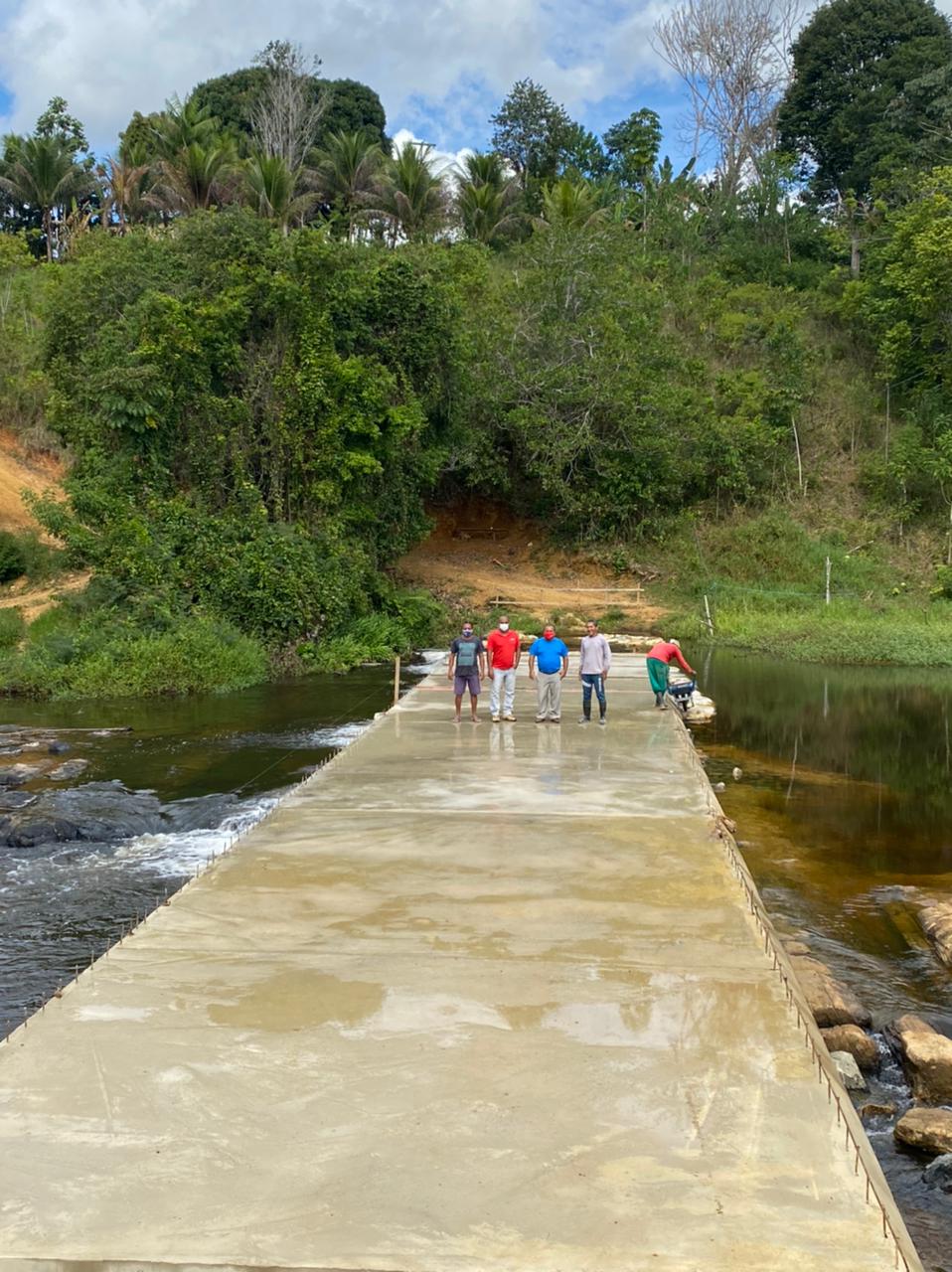 Prefeito de Itacaré visita as obras  da ponte molhada de Serra de Água