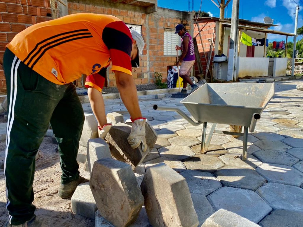 Obras de pavimentação da Rua das Casinhas em Itacaré. Veja o vídeo.