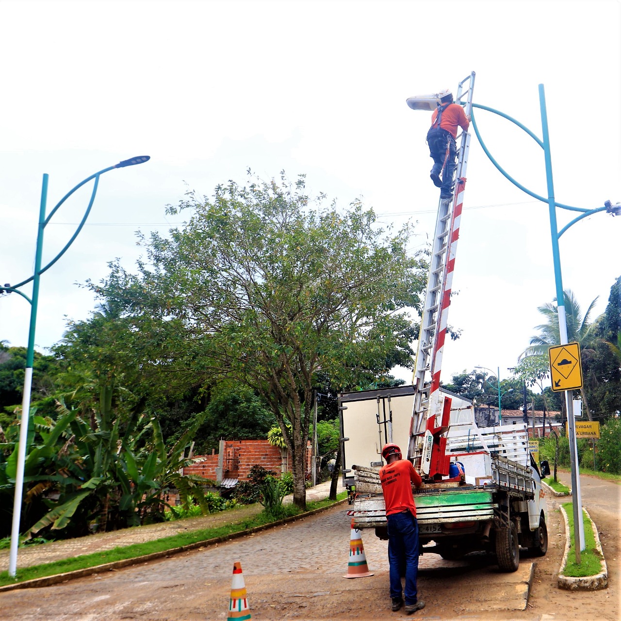 Prefeitura de Itacaré realiza serviço de melhoria da iluminação da cidade