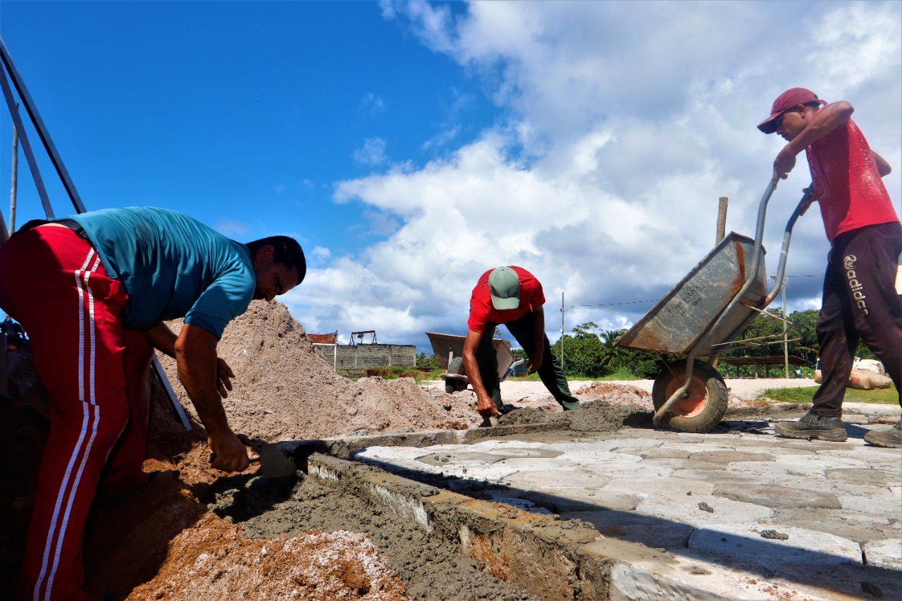 Prefeitura de Itacaré pavimenta  mais uma rua no Bairro Novo