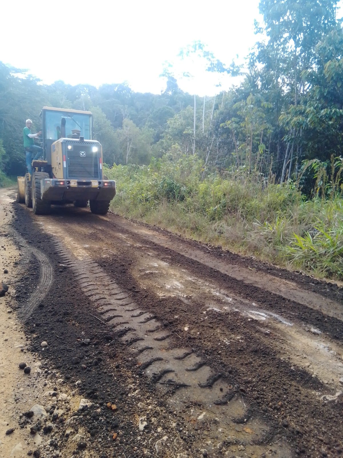 Prefeitura de Itacaré recupera estrada do Assentamento Pancada Grande