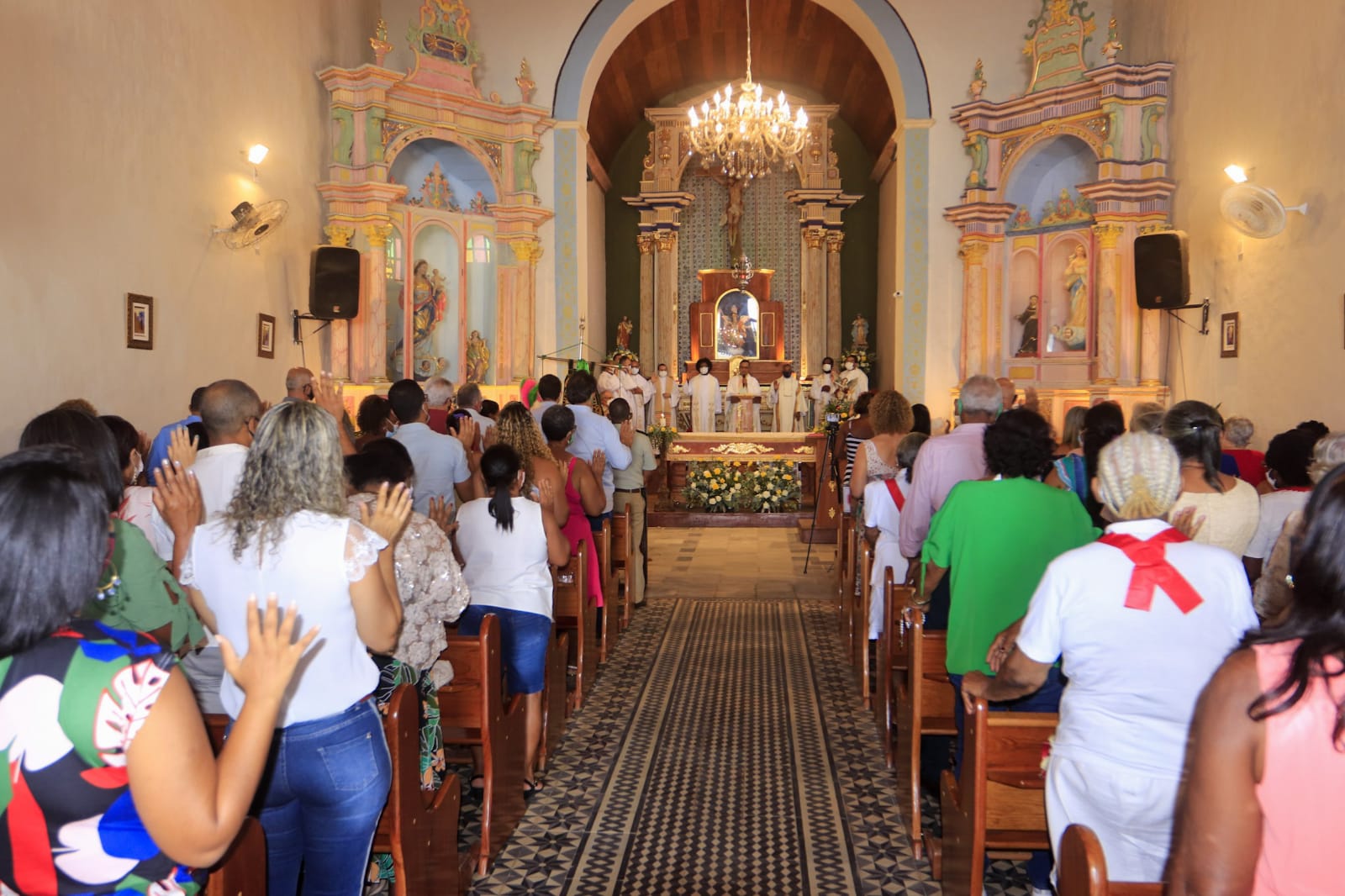 Fiéis participam da festa de São Miguel Arcanjo em Itacaré