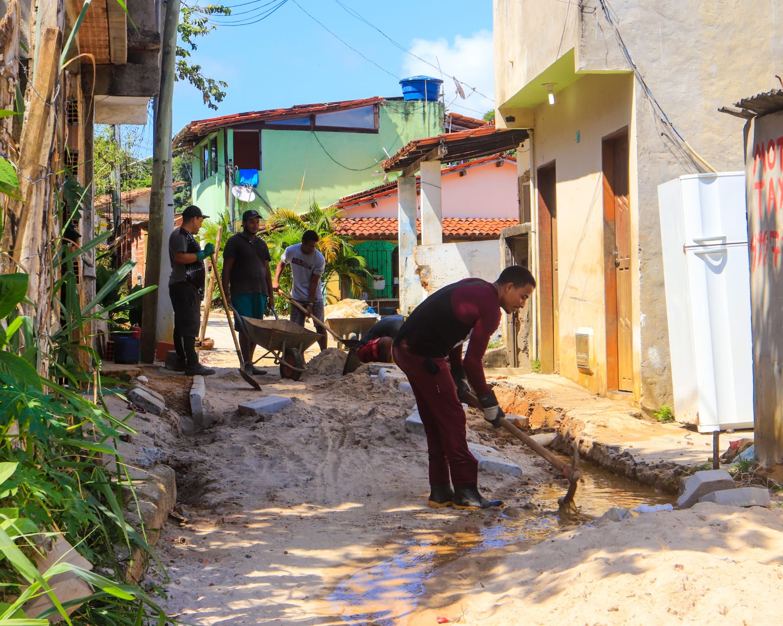 Prefeitura inicia a pavimentação da Rua do Dendê, no Bairro Novo