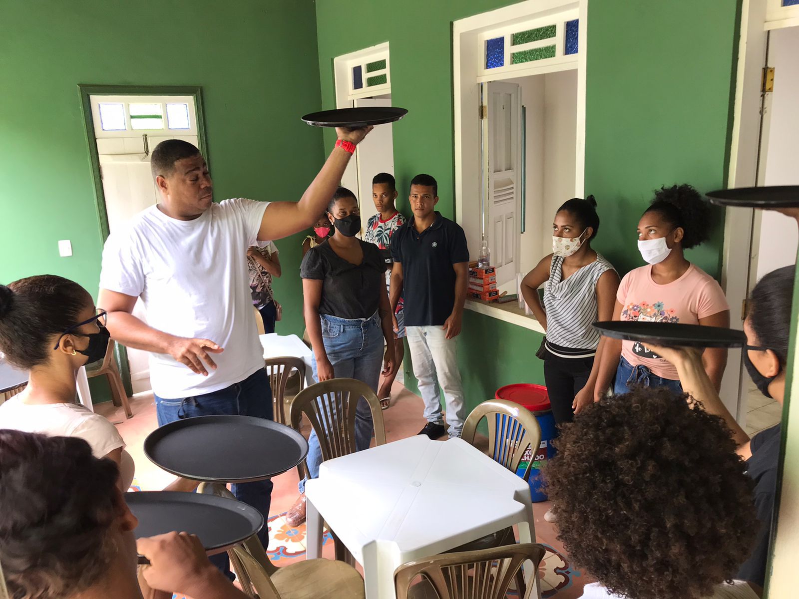 Prefeitura de Itacaré realiza curso de  garçom e barman em Taboquinhas