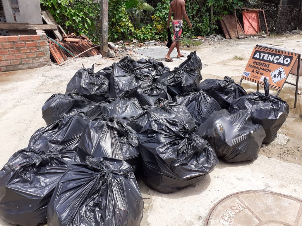 Prefeitura de Itacaré realiza limpeza  dos canais e retira toneladas de lixo