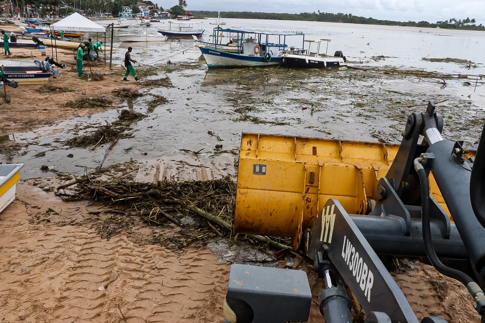 Prefeitura de Itacaré realiza limpeza da Orla da Coroinha