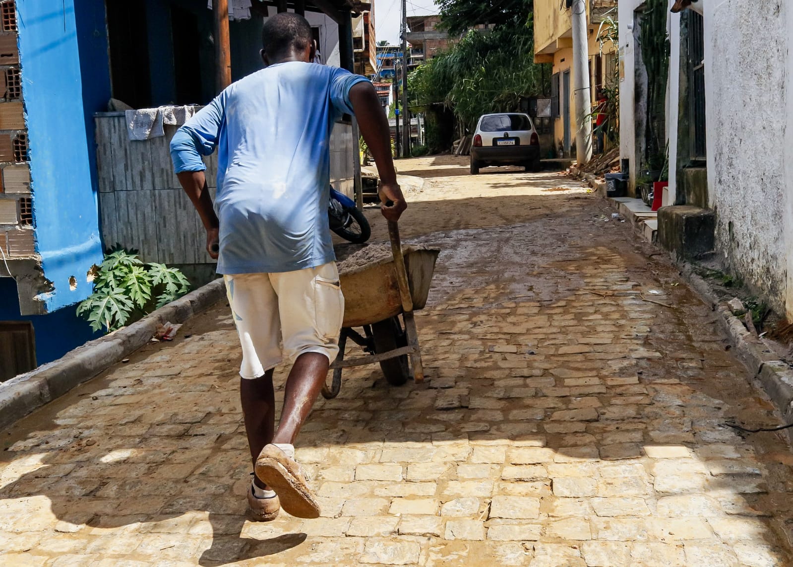 Prefeitura de Itacaré realiza obras de pavimentação da Rua da Linha