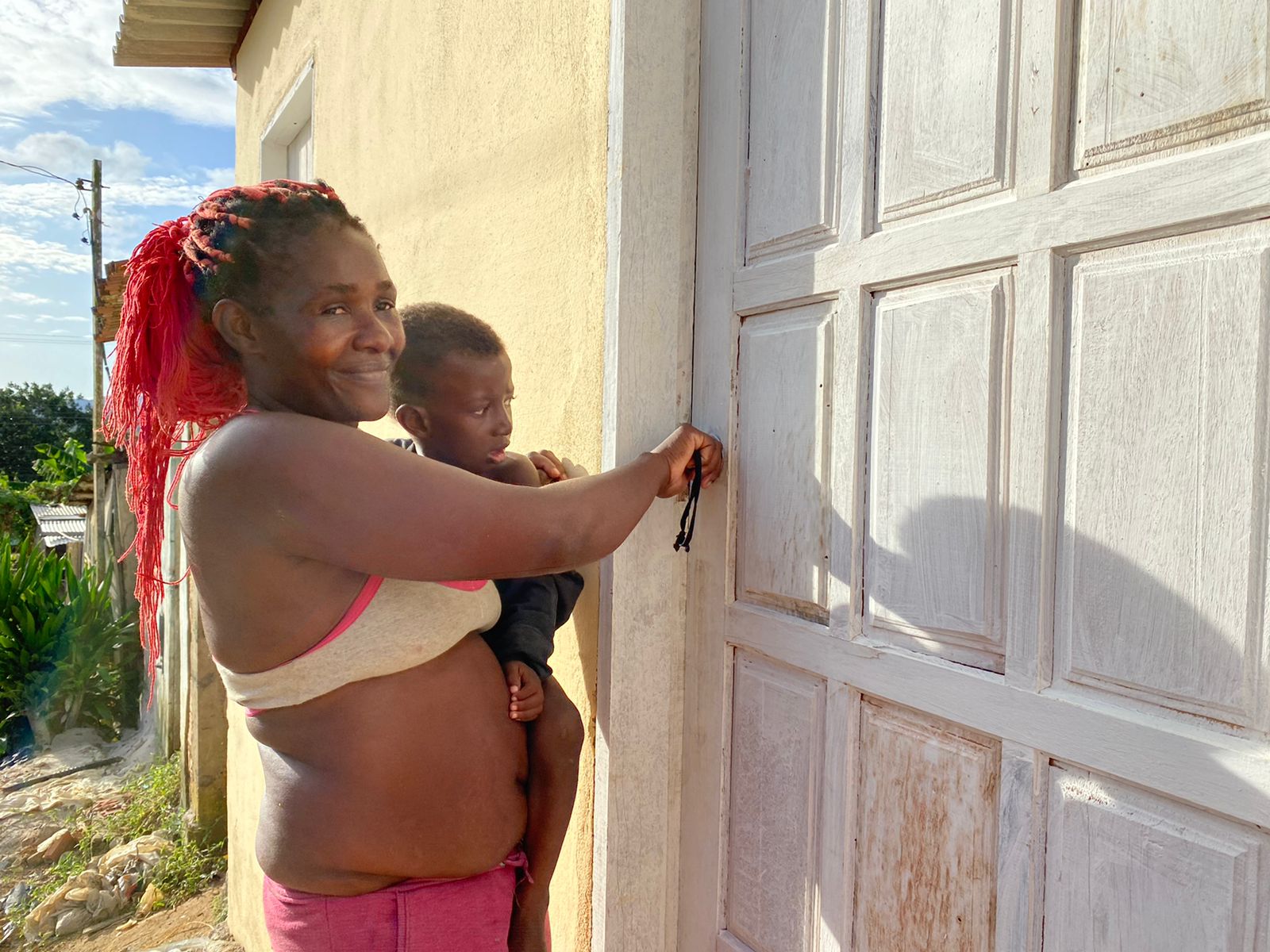 Prefeitura de Itacaré entrega casa  nova para moradora de Taboquinhas