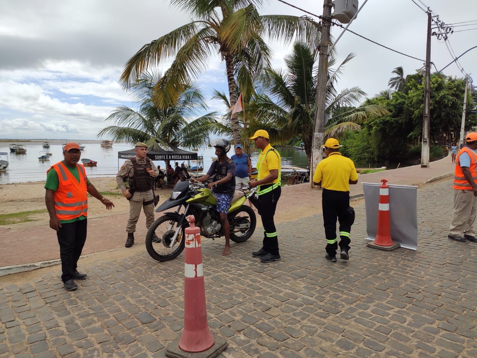 Prefeitura de Itacaré realiza blitz educativa para orientar motoristas