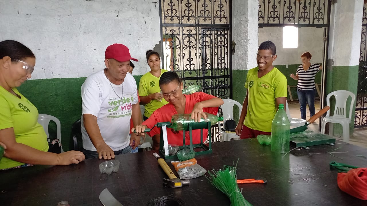 Catadores de Itacaré participam de  curso para produzir vassouras ecológicas