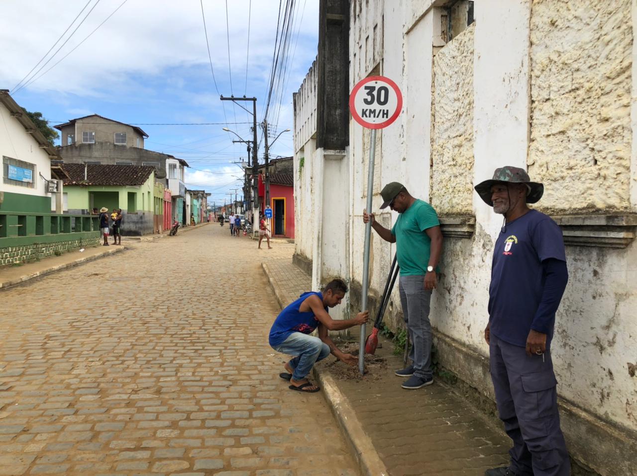 Prefeitura de Itacaré instala placas de  sinalização do trânsito em Taboquinhas