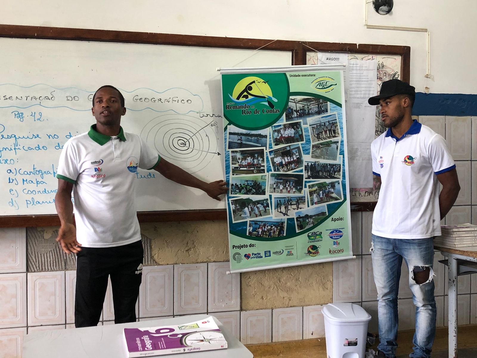 Instrutores do Centro de Canoagem de Taboquinhas visitam escolas apresentando o projeto aos alunos
