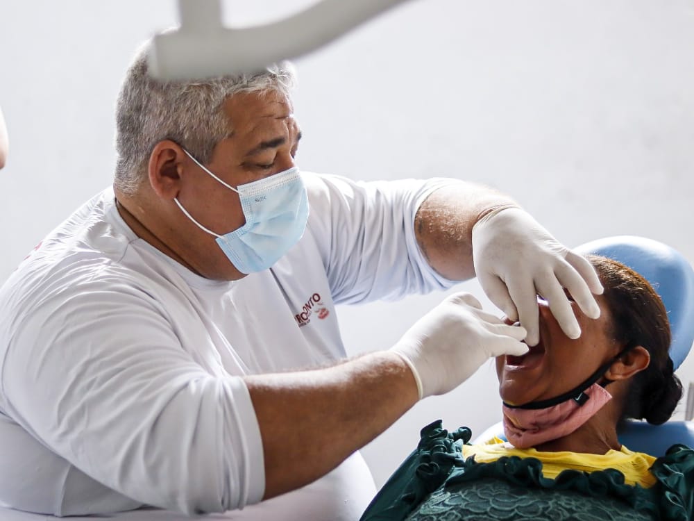 Prefeitura entrega próteses dentárias e eleva a autoestima dos