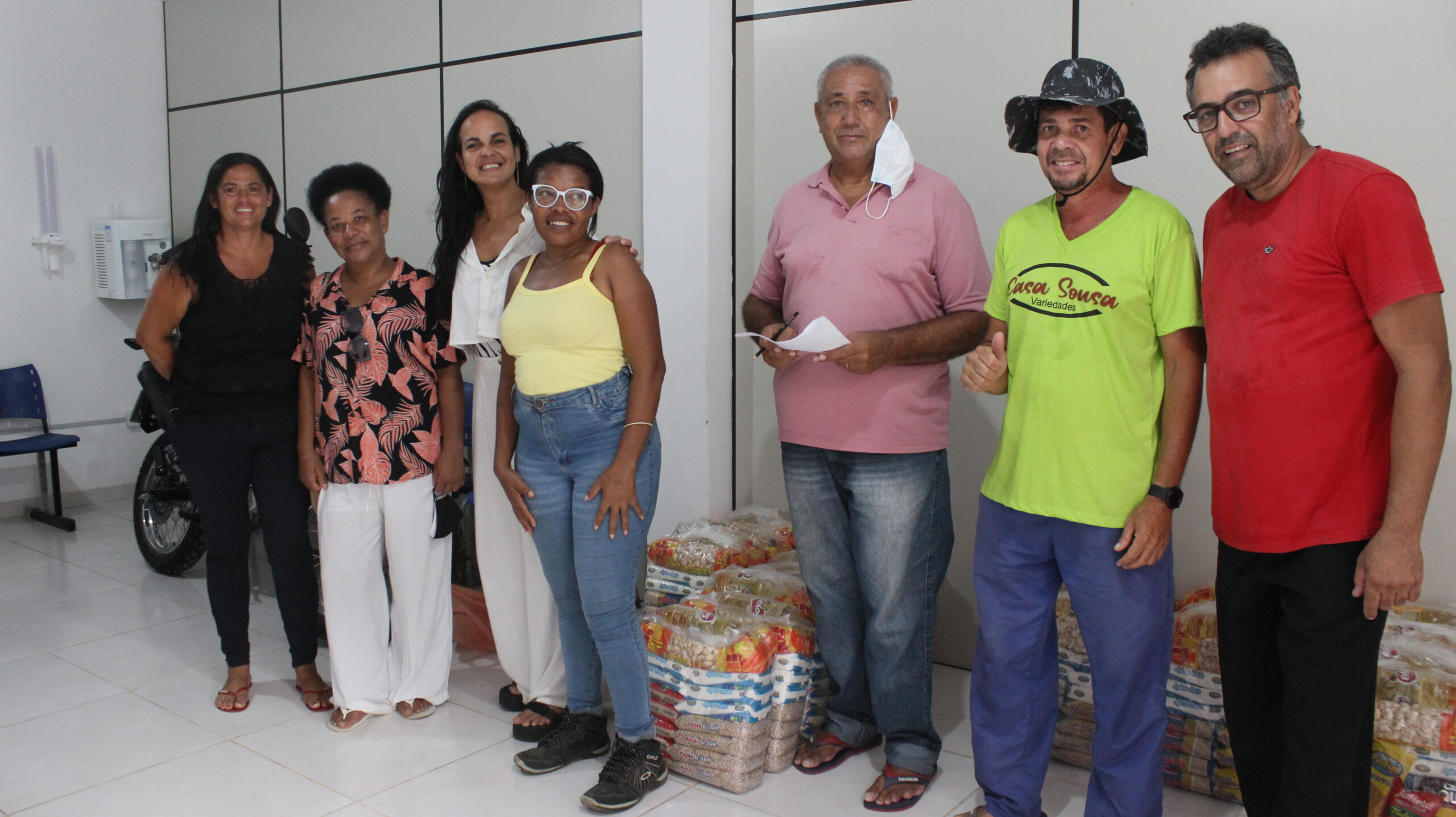 Prefeitura de Itacaré realiza entrega de cestas com alimentos para garis e catadores