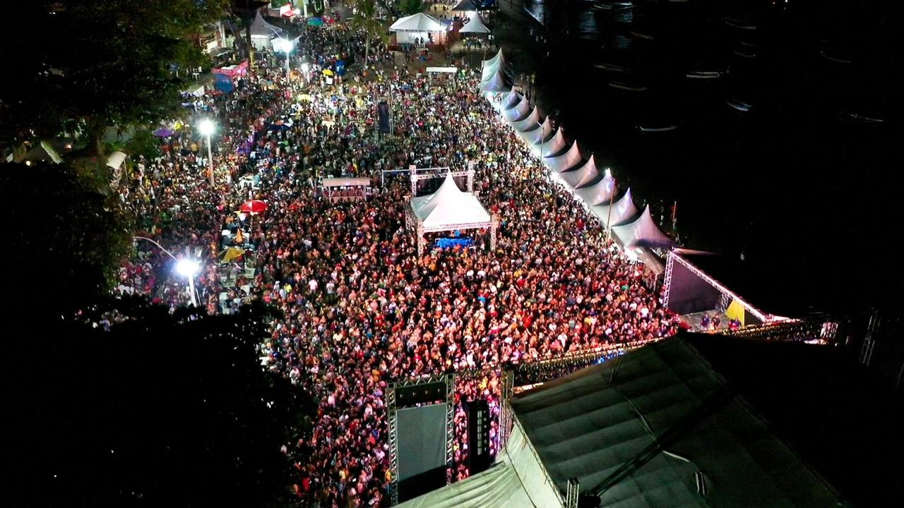 Primeira noite do Carnaval de Itacaré recebeu grande público e foi referência de organização.