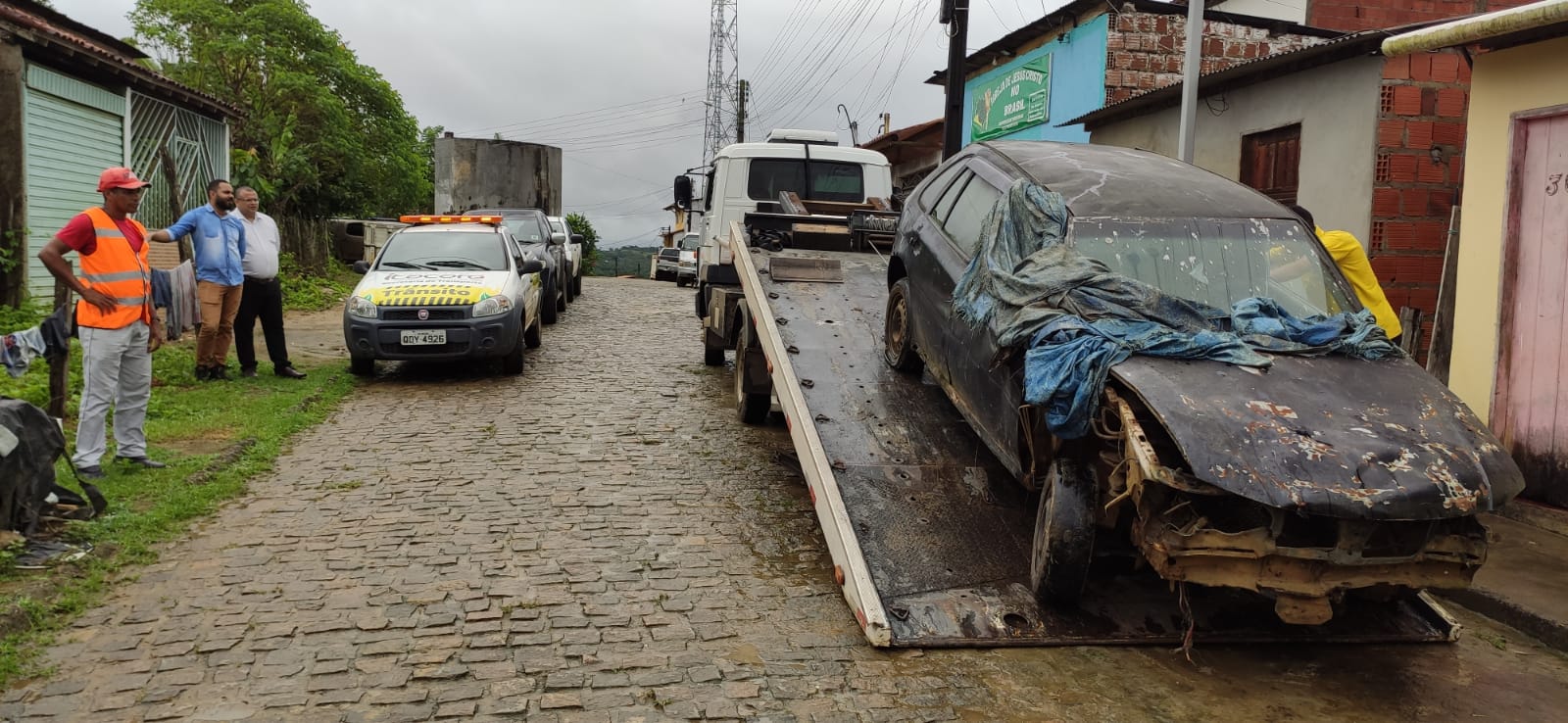 Prefeitura de Itacaré remove veículos abandonados em vias públicas de Taboquinhas