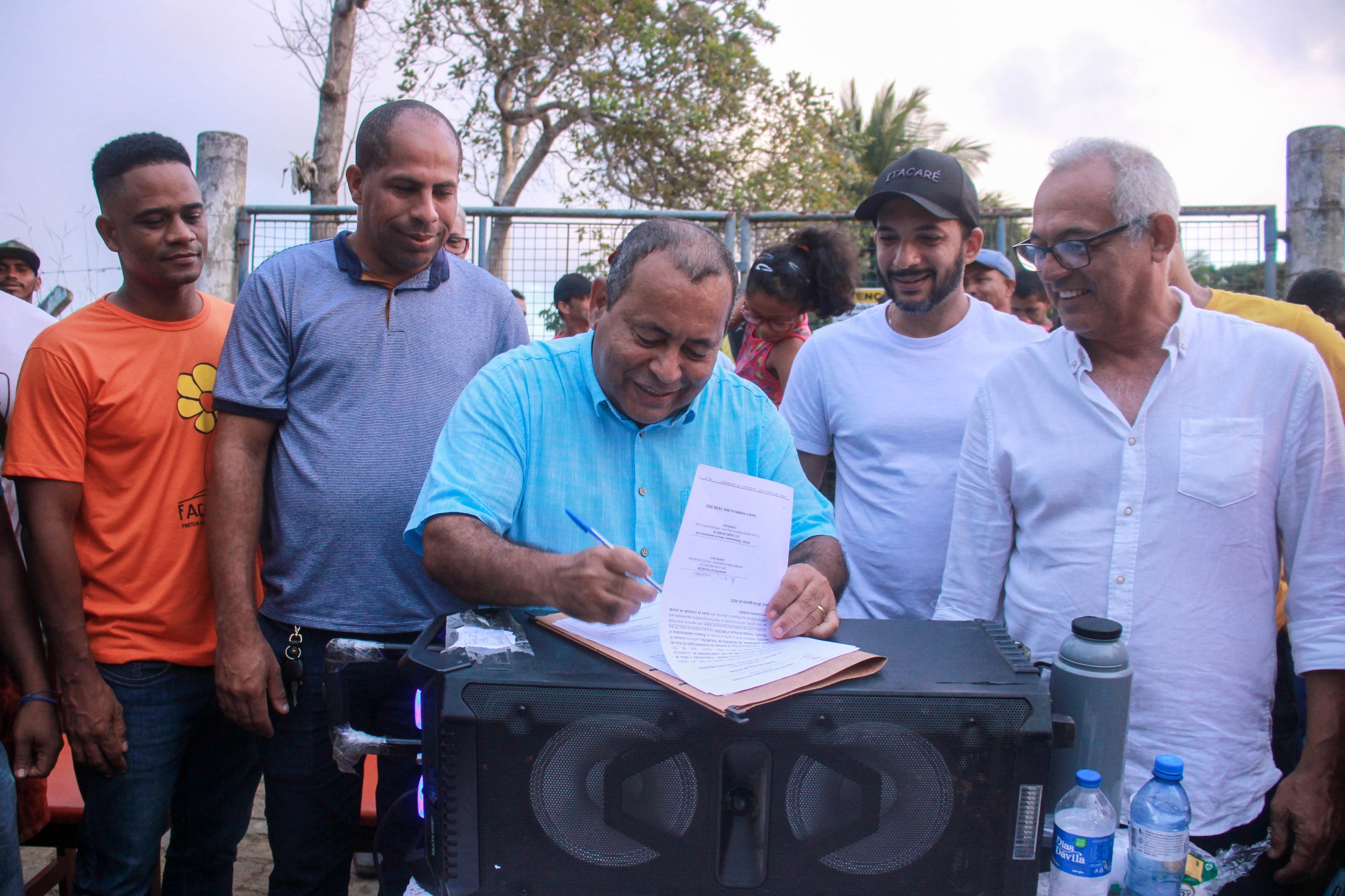 Prefeito Antônio de Anízio assina ordem de serviço para início das obras de pavimentação da estrada que liga a Vila Marambaia ao Campo Seco